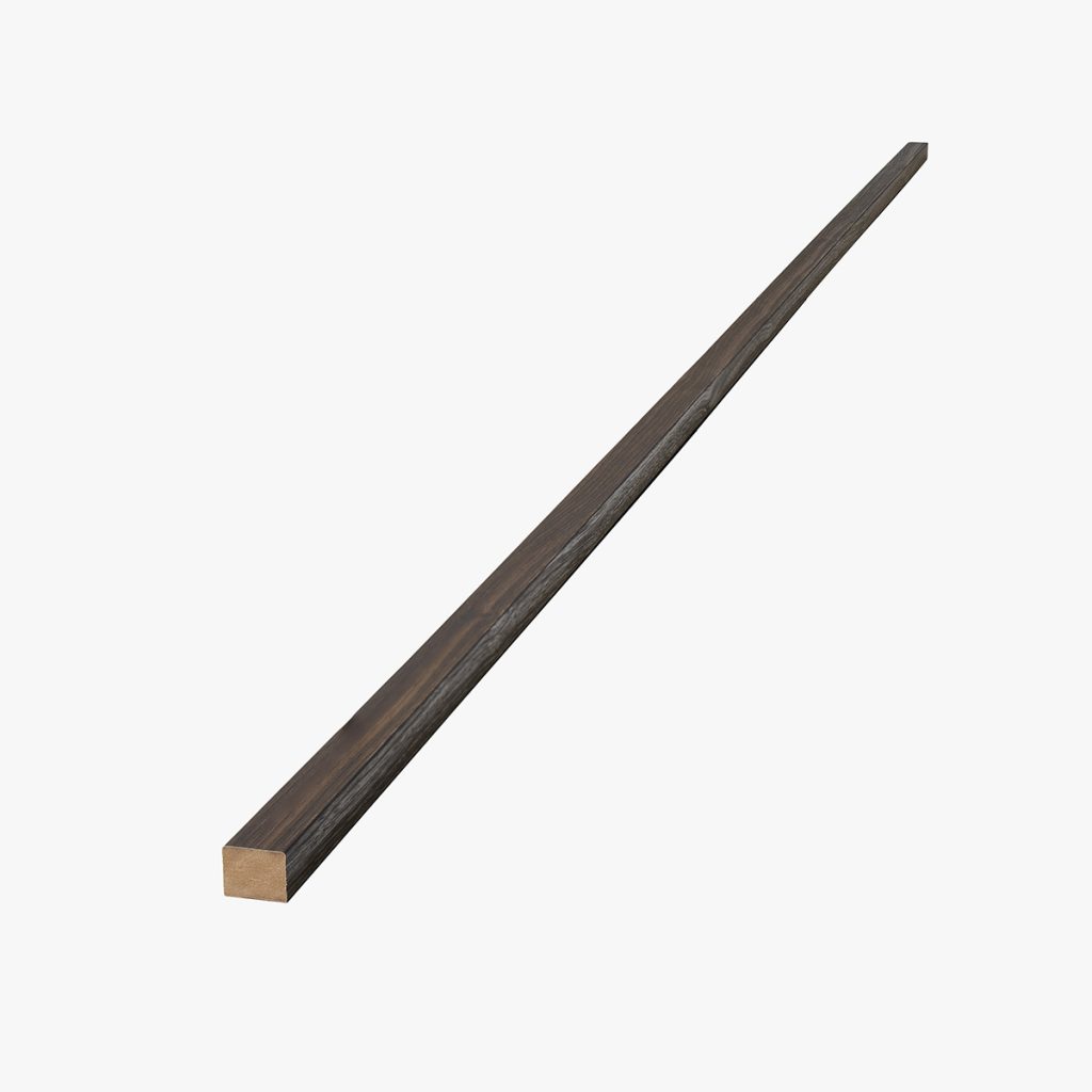 Image WoodUpp montrant une baguette de finition WoodUpp : une longue barre mince en bois à section carrée, teintée brun-gris foncé avec grain apparent, extrémité coupée claire visible, surface rabotée et lisse, présentée en diagonale sur fond blanc, idéal pour moulures, cadres ou rénovations intérieures.