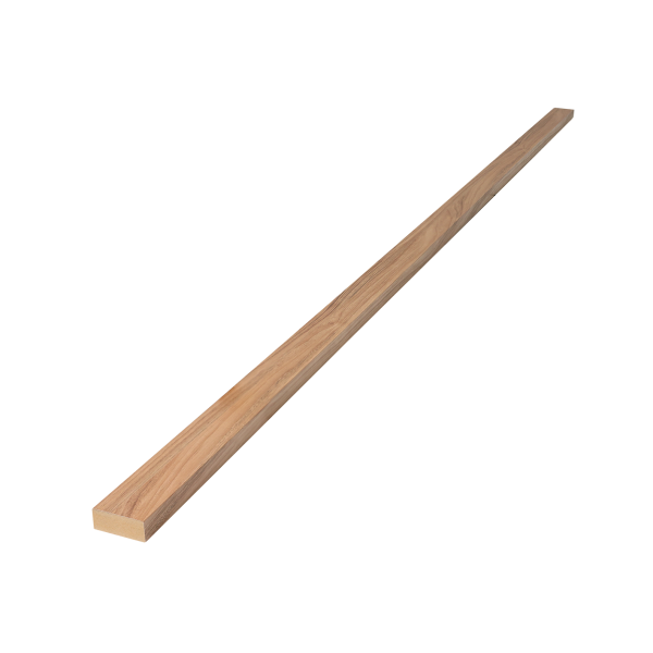 Vue d'une baguette de finition WoodUpp en chêne naturel isolée sur un fond blanc. Cette longue latte rectangulaire au grain de bois visible est utilisée pour border les panneaux acoustiques WoodUpp, offrant une finition nette et élégante aux extrémités de l'installation.
