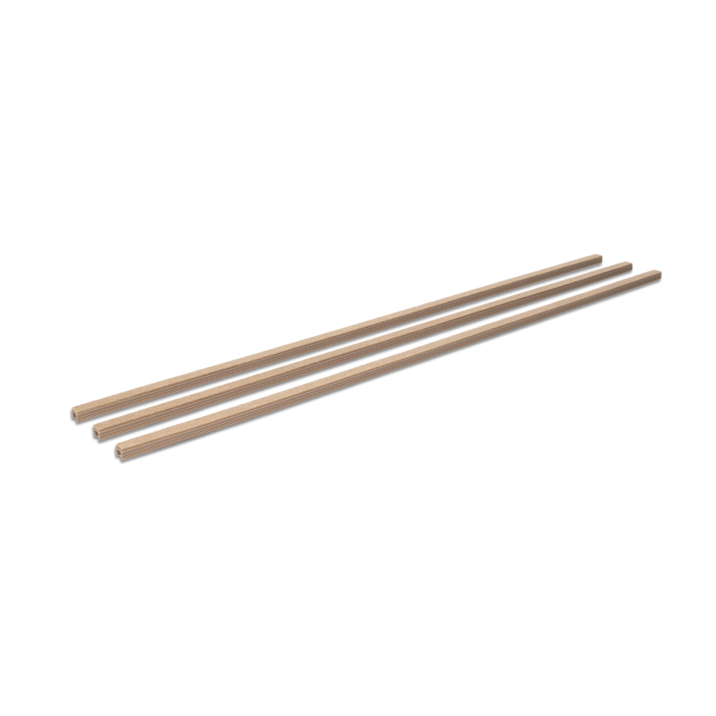 Trois baguettes de finition WoodUpp sont présentées en diagonale sur un fond blanc uni. Ces terminaux, à l'aspect chêne clair naturel, sont conçus pour border proprement les extrémités des panneaux acoustiques Akupanel de WoodUpp, offrant une finition élégante et complète à l'installation.