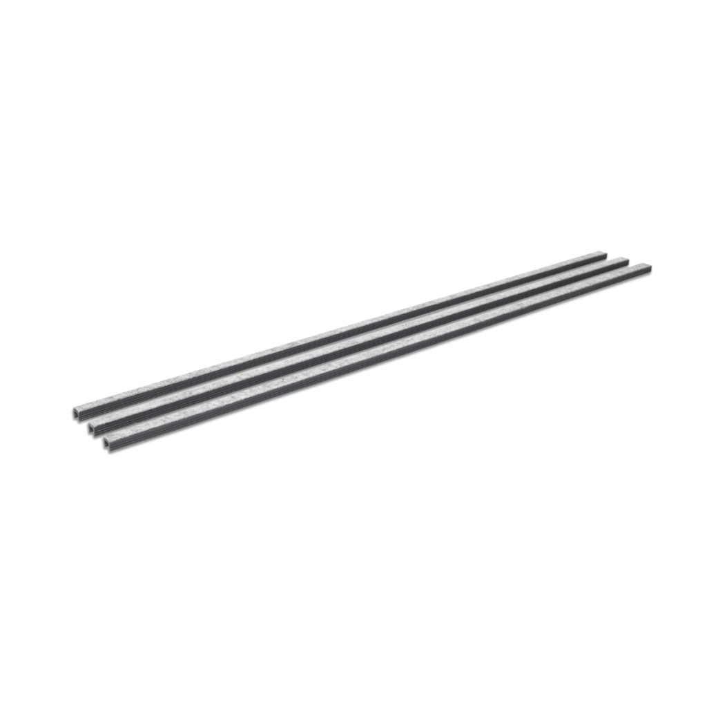 L'image présente trois baguettes de finition WoodUpp posées parallèlement sur un fond blanc. Ces longs profilés en forme de U sont fabriqués dans un matériau en feutre gris texturé, conçu pour s'harmoniser avec le support des panneaux acoustiques WoodUpp et offrir une bordure latérale nette.